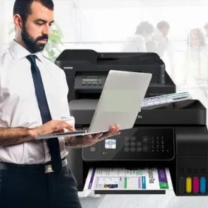 Técnico reparando impresora Epson Canon HP